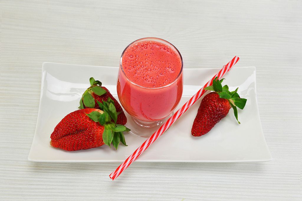 Close up of strawberry smoothie in a spoon. Healthy food - Bilder und ...