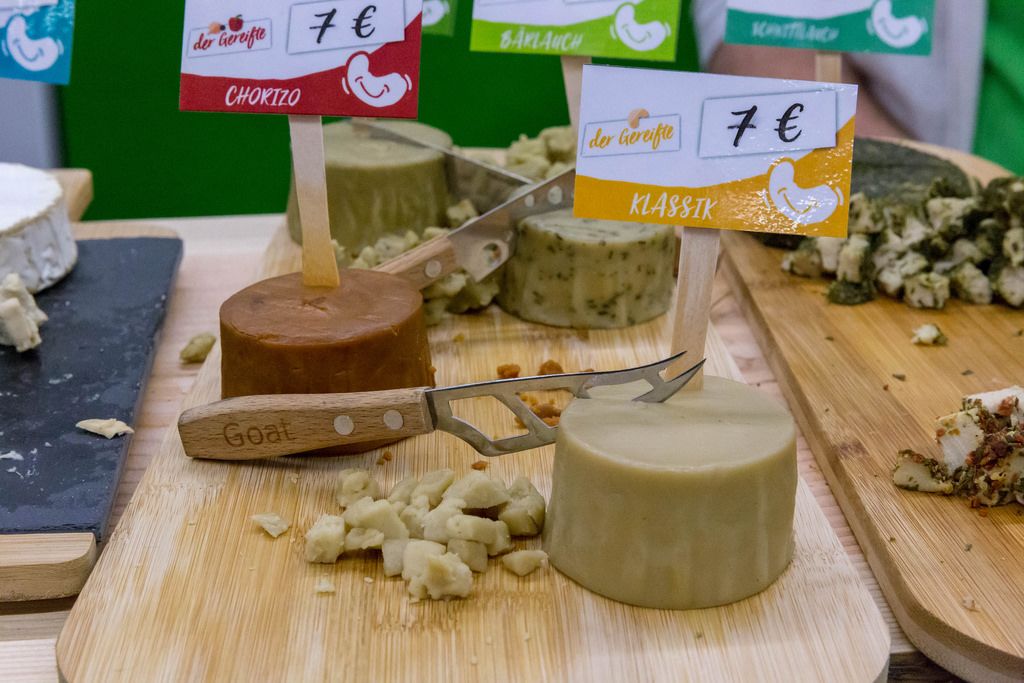 Happy Cheeze -veganer Bio Käse mit griechischen Käutern - Bilder und