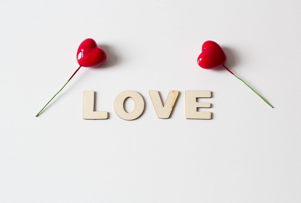 wooden love hearts on black background - Bilder und Fotos (Creative Commons 2.0)