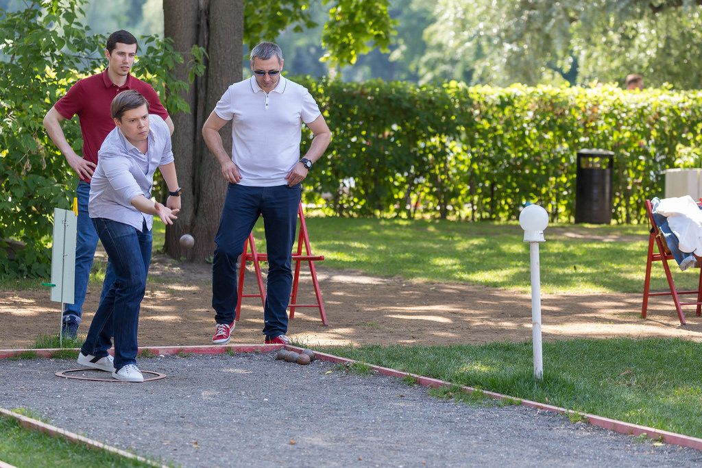 Zwei Junge Frauen Sitzen Auf Dem Rasen Und Malen Im Gorki Park Bilder 