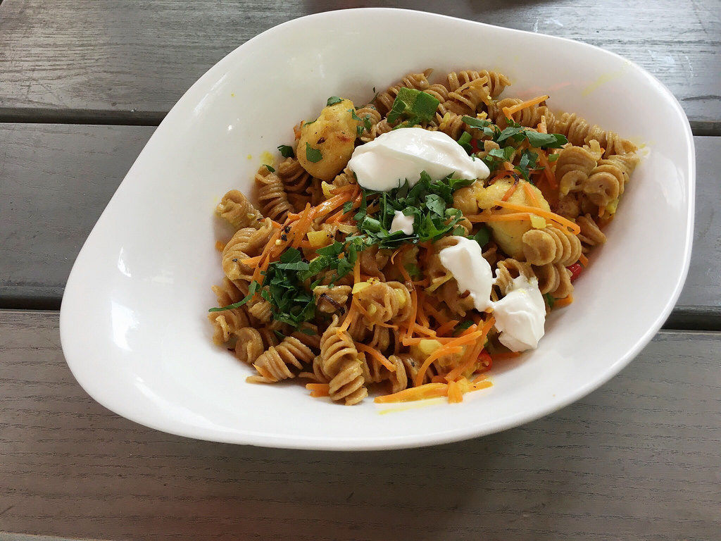 Pollo al Curry mit Dinkel, Hähnchen, Chili und Joghurt. - Bilder und ...