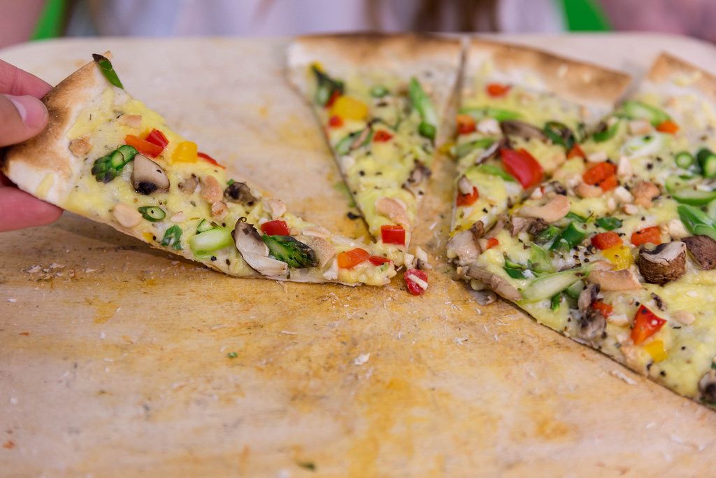 Veganz Pizza Verdura - Tiefkühlpizza mit Pilzen, Spinat, Paprika und ...