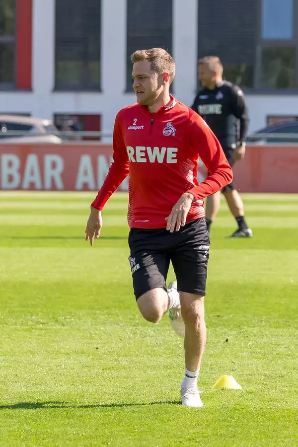 1. FC Köln Fußballspieler Benno Schmitz aus dem Abwehrkader beim ersten Training mit dem neuen Fußballtrainer André Pawlak