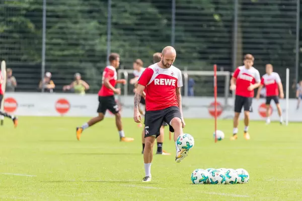 1. FC Köln Konstantin Rausch balanciert den Ball auf dem Fuß