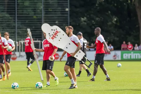 1. FC Köln Marco Höger und weitere Spieler beim Training