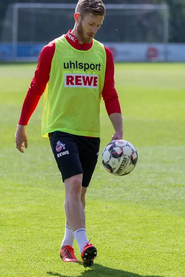 1. FC Köln Mittelfeldspieler Florian Kainz mit Fußball während des gemeinsamen Trainings mit André Pawlak