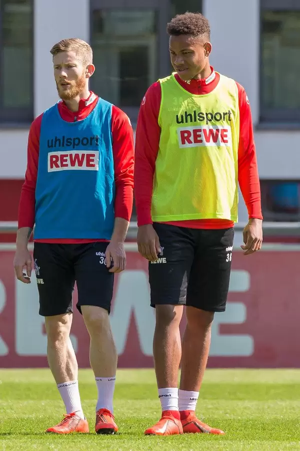 1. FC Köln Mittelfeldspieler Nikolas Nartey und Florian Kainz beim ersten Fußballtraining mit André Pawlak