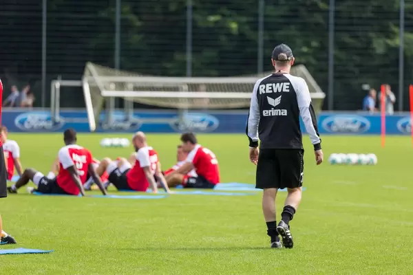 1. FC Köln Peter Stöger schaut nach dem Rechten beim Training