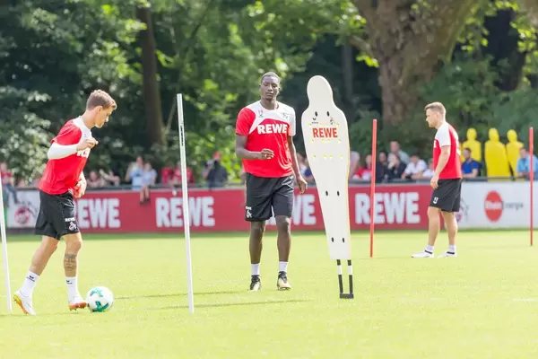 1. FC Köln Simon Zoller und Sehrou Guirassy beim Training