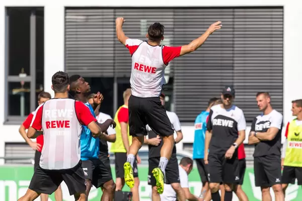 1. FC Köln Spieler beim Kopfball-Training