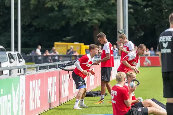 1. FC Köln Spieler beim Training mit Trainingsbändern und Hanteln