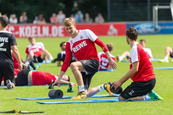 1. FC Köln Spieler Brady Scott auf der Trainingsmatte