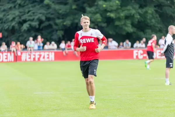 1. FC Köln Spieler Brady Scott beim Training