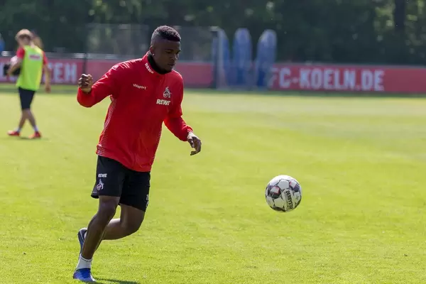 1. FC Köln Spieler Jhon Córdoba mit einem Derbystar Fußball während des ersten gemeinsamem Trainings mit dem neuen Fußballtrainer André Pawlak