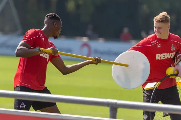 1. FC Köln Spieler Kingsley Ehizibue und Torwart Julian Krahl albern herum, nach dem Fußballtraining auf dem Spielfeld am Clubhaus Geißbockheim
