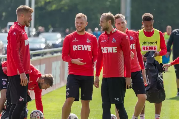 1. FC Köln Spieler Simon Terodde, Johannes Geiss, Marcel Risse und Nikolas Nartey bei der Mannschaftsbesprechung während des Trainings