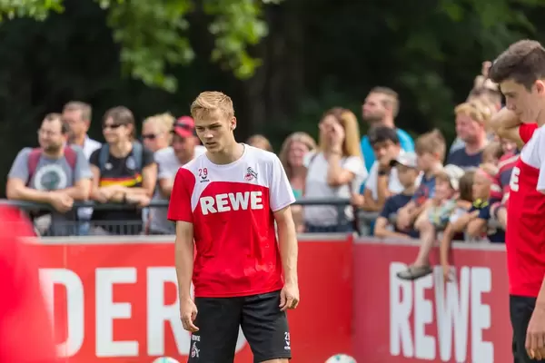 1. FC Köln Spieler Tim Handwerker beim Training