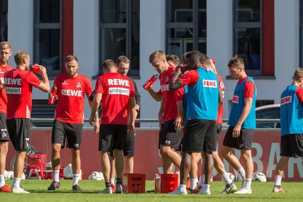 1. FC Köln Spieler trinken Wasser. Training am 12.09.2018