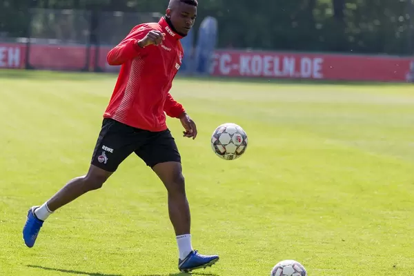 1. FC Köln Stürmer Jhon Córdoba schießt den Ball beim ersten Fußballtraining des neuen Trainers André Pawlak