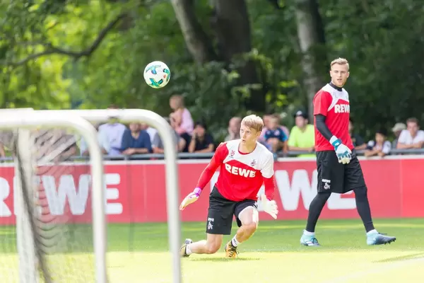 1. FC Köln Torwart Sven Müller und Spieler Brady Scott beim Training