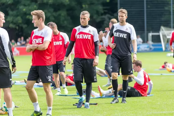 1. FC Köln Torwart Sven Müller und weitere Spieler beim Training