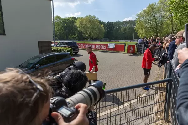 1. FC Köln Torwart Timo Horst, Manfred Schmid und Jhon Córdoba geben Fans Autogramme nach dem ersten gemeinsamen Training mit André Pawlak