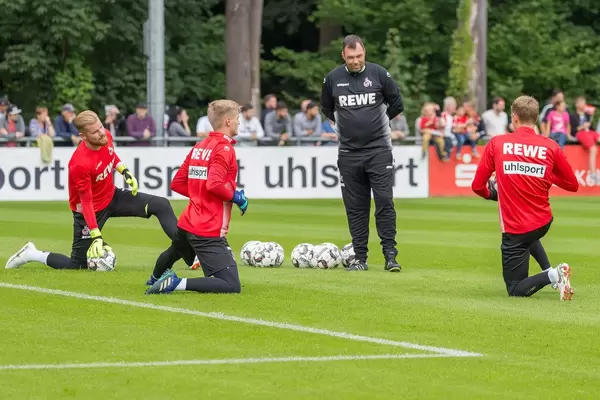 1. FC Köln Torwarte beim Dehnen