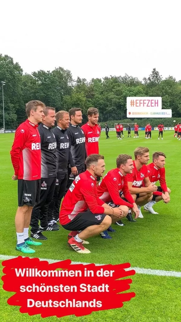 1. FC Köln Trainer und neue Spieler posieren für Fotos