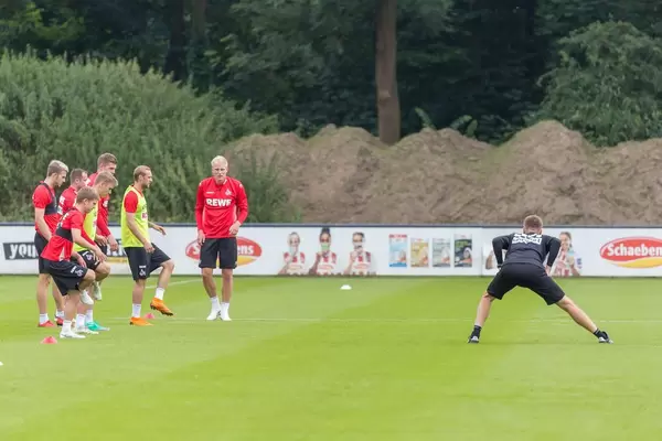 1. FC Neuzugänge beim Dehnen vor dem Training
