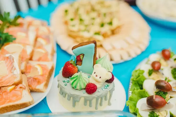 1. Geburtstagstorte aus Marzipan in Nahaufnahme