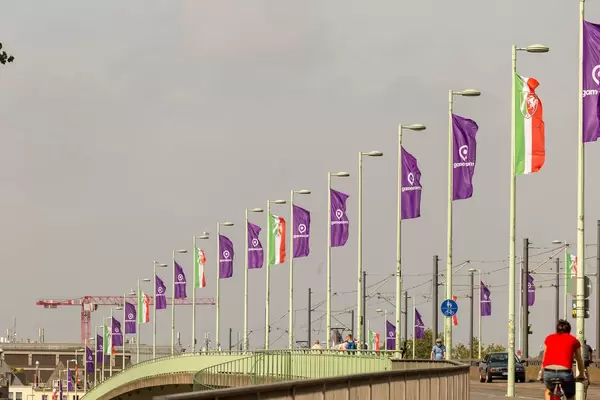 10 Jahre Gamescom: NRW- und Gamescom-Flaggen auf der Deutzer Brücke in Köln
