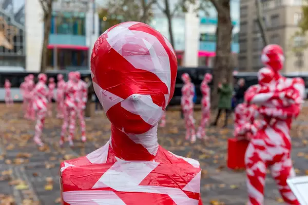 111 maskierten Mannequins: Kunst-Installation „It is like it is“ zum Thema "Corona" am Neumarkt in Köln