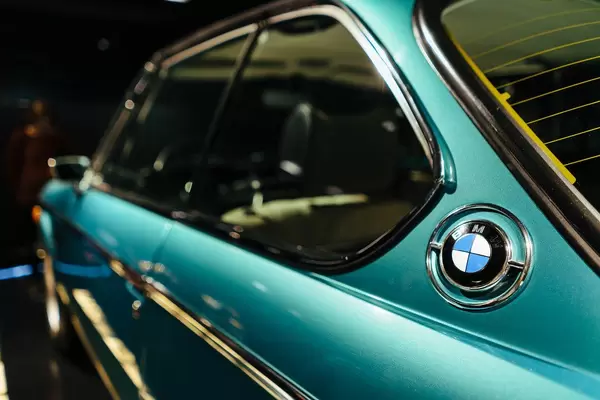 1971 – BMW 3.0 CSI: linke Seite vom Fahrzeug mit BMW Logo in Nahaufnahme