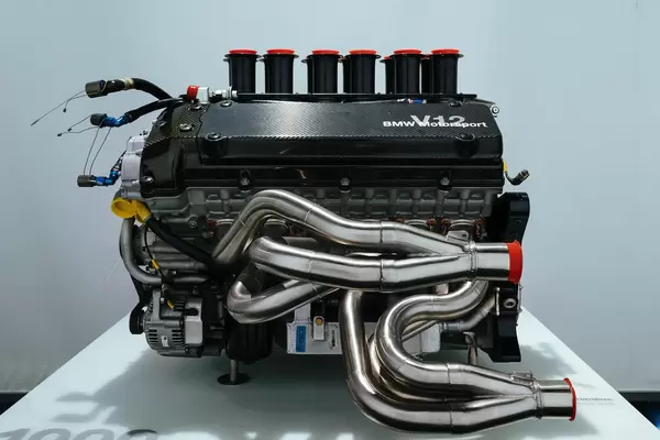 1999 BMW P75 V12 Le Mans Motor in Seitenansicht im BMW Museum