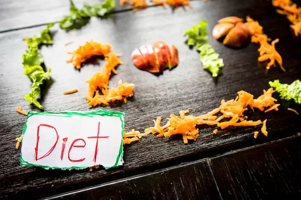 2019 bedeutet Diät - die Zahl aus Karotten, Äpfeln und Salat