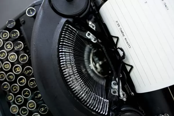 2019 coming soon  - geschrieben auf einem Papier mit einer alten Schreibmaschine