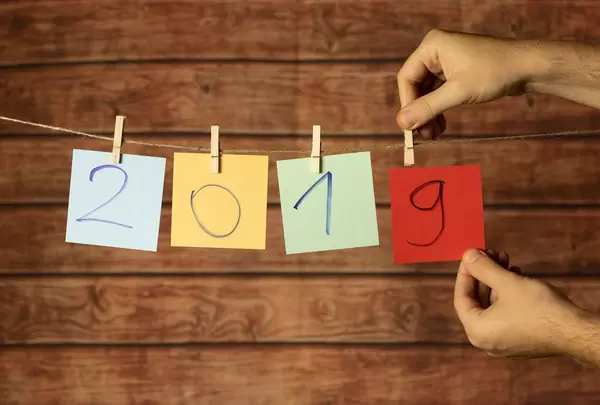 2019 farbig und handgeschrieben mit Klammern auf Leine befestigt