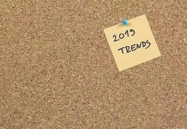 2019 trends written on sticky note
