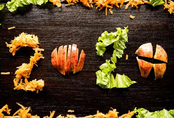 2020 aus gehacktem Salat, geriebenen Karotten und geschnittenem Apfel