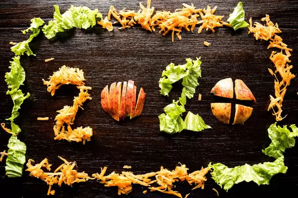 2020 aus gesunden Nahrungsmitteln auf Holz