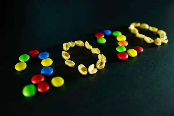 2020 gebildet mit Smarties und Erdnüssen auf schwarzem Hintergrund