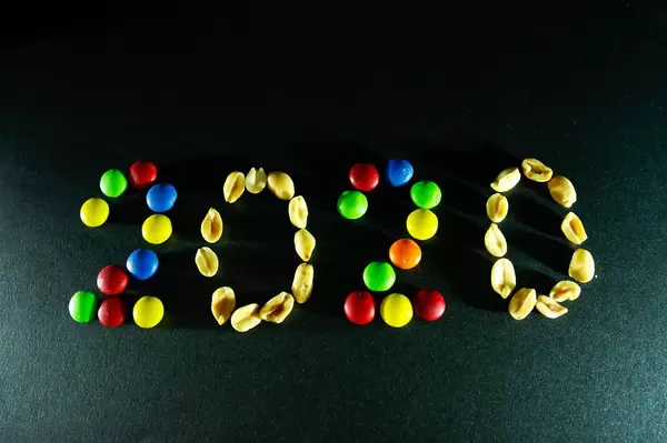 2020 geformt aus Esswaren wie Nüssen und Süßigkeiten