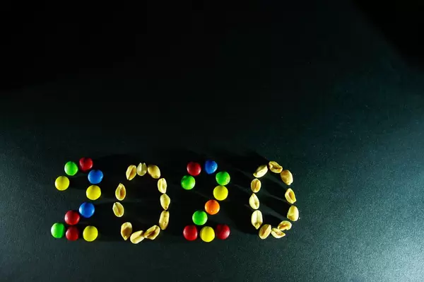 2020 geschrieben mit Nussmix auf dunklem Hintergrund