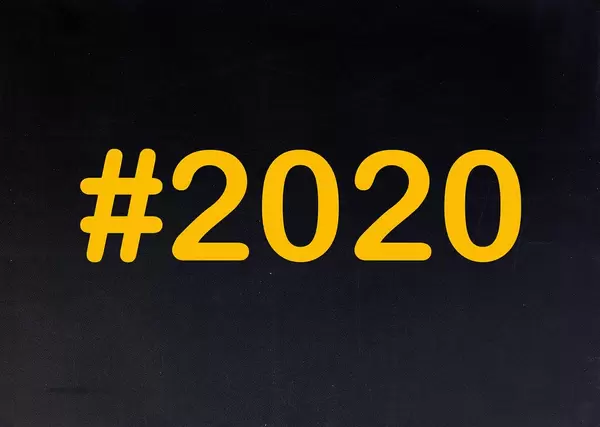 2020  mit Hashtag auf einer schwarzen Tafel geschrieben