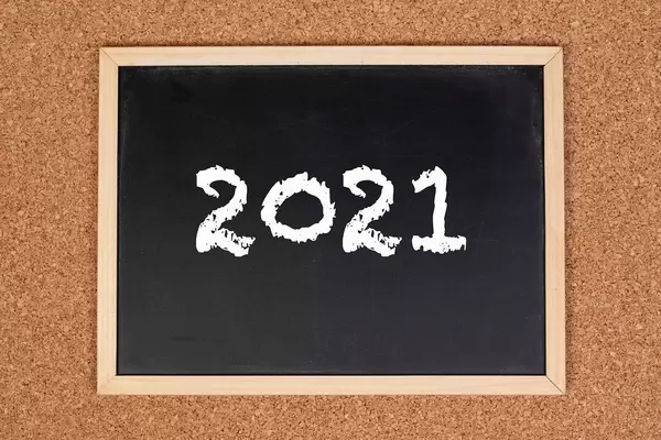 2021 auf einem schwarzen, gerahmten Tafel geschrieben