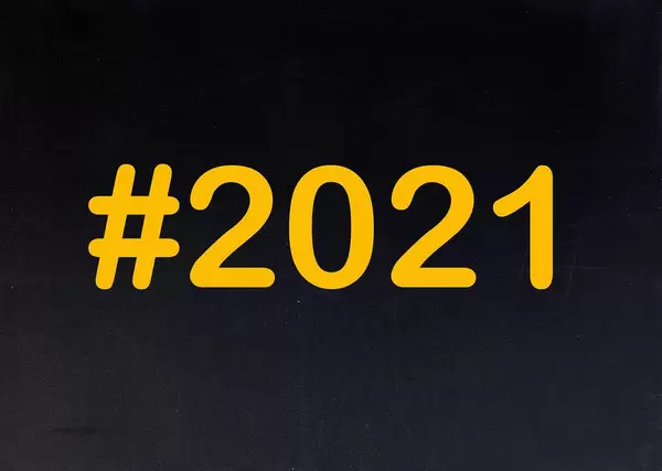 2021 mit Hashtag auf einer schwarzen Tafel geschrieben