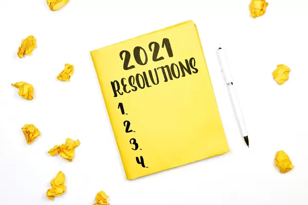 2021 New year's resolutions text on yellow notepad