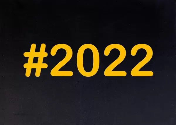 2022 mit Hashtag auf einer schwarzen Tafel geschrieben