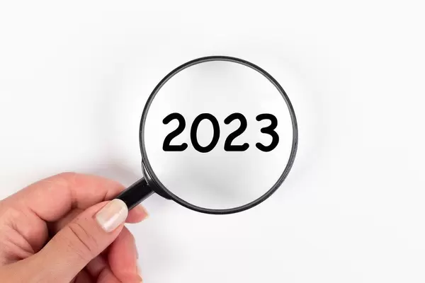 2023 unter Vergrößerungsglas mit weißer Hintergrund