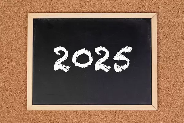 2025 auf einer schwarzen, gerahmten Tafel geschrieben